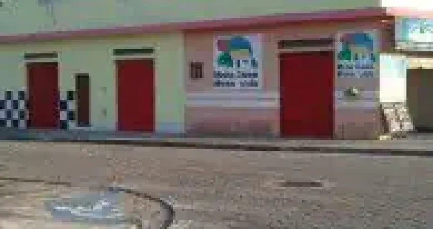 Salas comerciais no Campo Elísios em Itanhaém, ficando frente a pista em rua asfaltada.