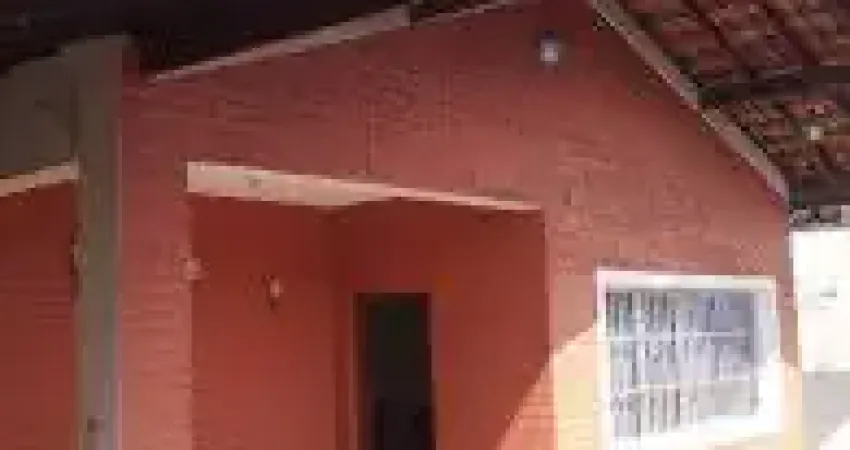 Casa excelente localizada no bairro Loty, em Itanhaém - lado praia, possui churrasqueira e espaço para piscina.