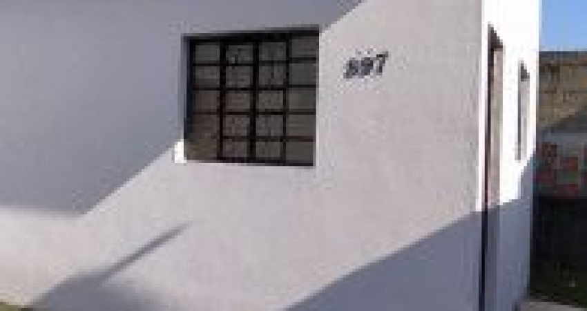 Casa localizada no bairro Balneário Gaivota, em Itanhaém - lado praia, em rua calçada.