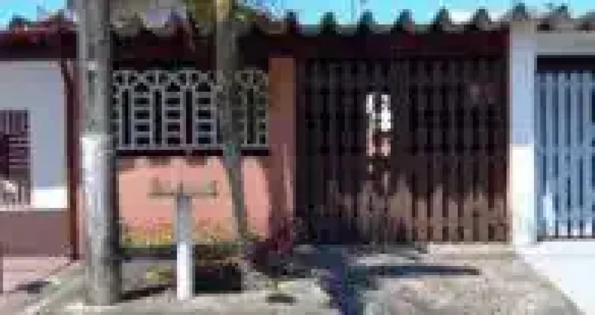 Casa no bairro Campo Elísios, em Itanhaém - ficando lado praia, em rua calçada.