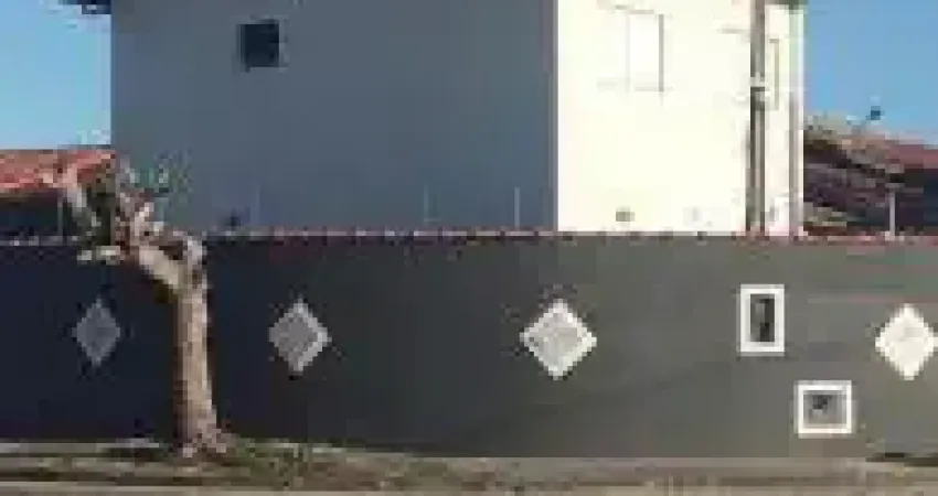 Casa no Jardim Grandesp em Itanhaém, localizado lado praia, em rua calçada.