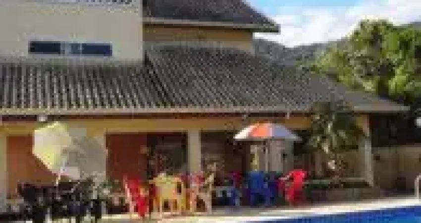 Excelente casa no Balneário Guaraú, em Peruíbe, lado praia em rua calçada.