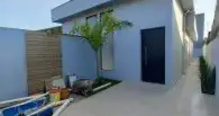Excelente casa no bairro São Fernando, em Itanhaém - localizada lado praia em rua calçada.