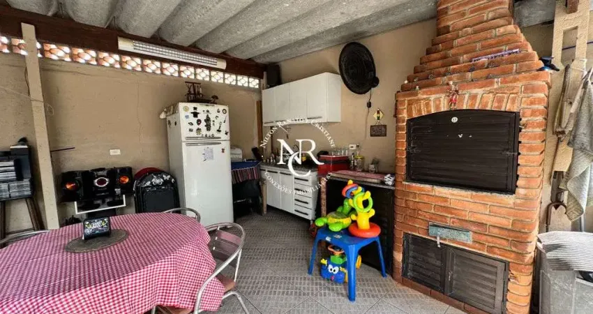 Casa sobreposta baixa com quintal com 3 quartos no Marapé em Santos-SP