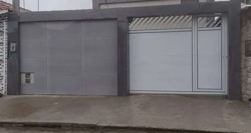 Casa isolada na praia grande,com piscina 2 quartos sendo 1 suite 3 garagem