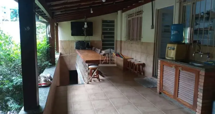 Casa com 6 quartos à venda no Pompéia, Belo Horizonte 