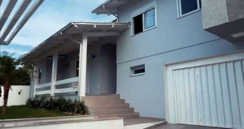 Casa grande a venda no Pio Corrêa em Criciúma. Leo Lombardi.
