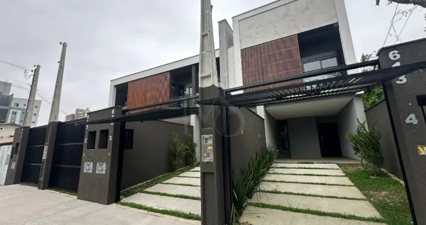 Sobrado Geminado com 1 suíte + 2 dormitórios no Anita Garibaldi