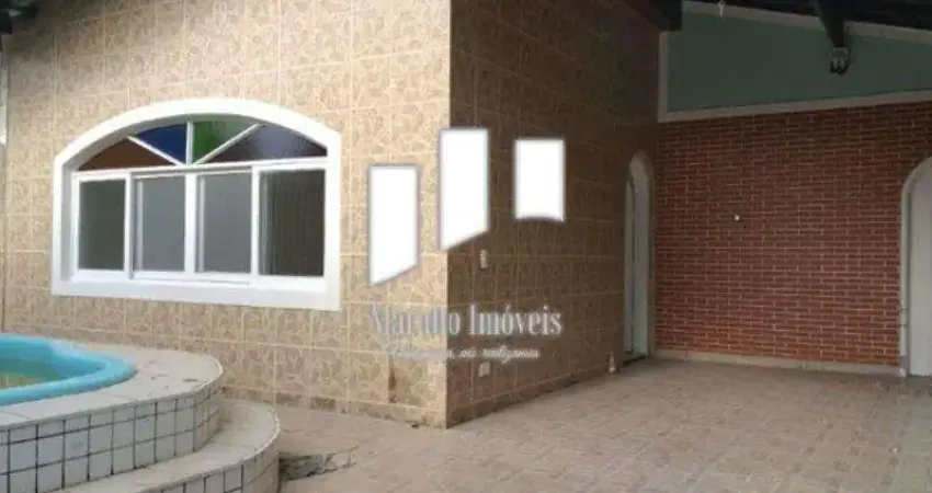 Casa isolada, com piscina no canto do forte em praia grande sp.