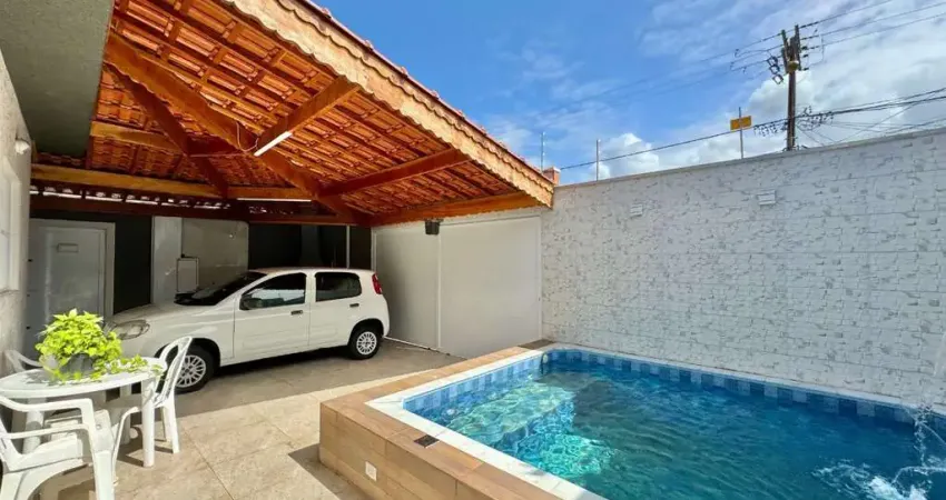 Casa com piscina a poucos metros da praia na Ocian em Praia Grande.