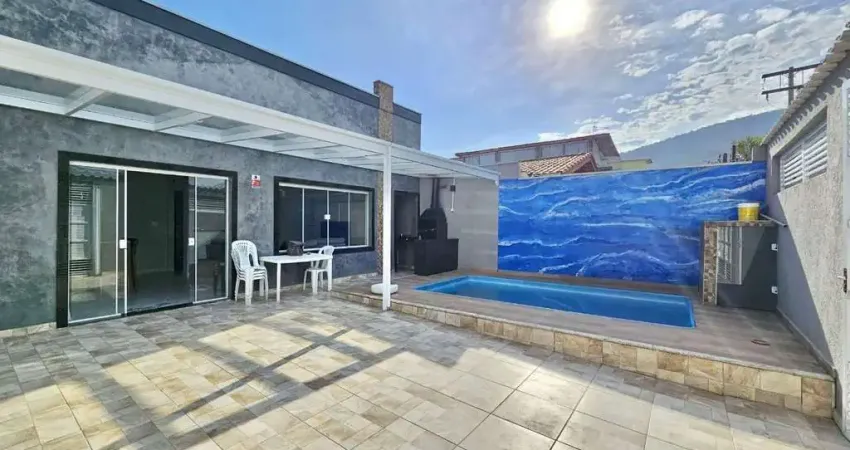 Casa com piscina a 50 metros da praia no solemar em praia grande.