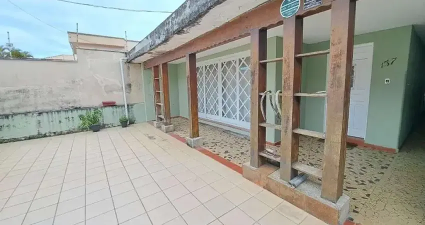 Casa muito espaçosa com 3 dormitória a 100m do mar em praia grande sp