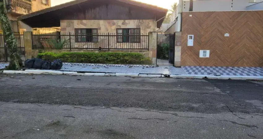Casa à venda em Praia Grande-SP, bairro Flórida: 4 quartos, 2 suítes, 1 sala, 4 banheiros, 3 vagas de garagem, 190m² de área. Venha conferir!