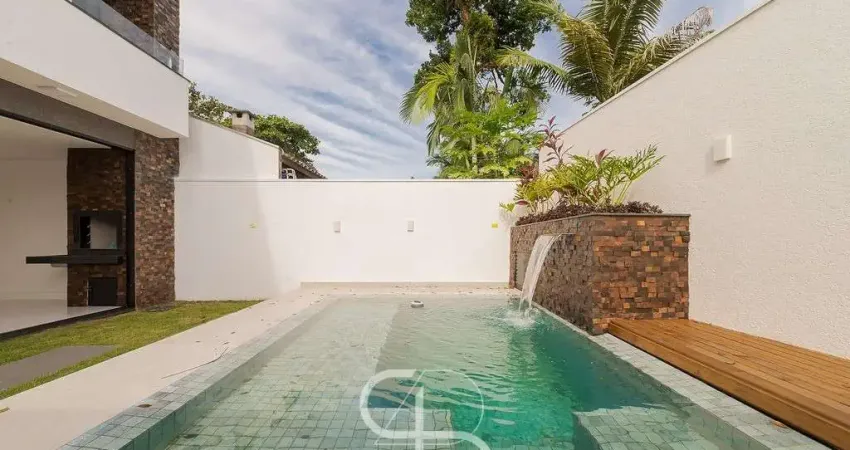 Sobrado com piscina à venda perto da praia