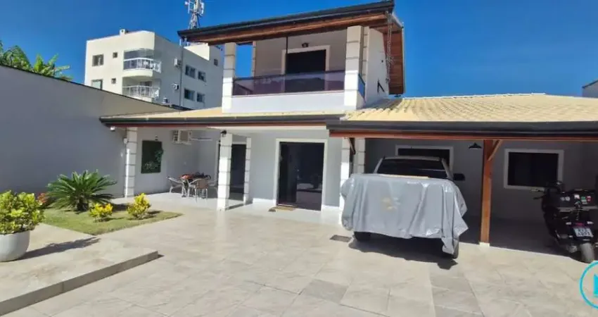 Casa Exclusiva com Piscina e 3 Dormitórios em Balneário Camboriú