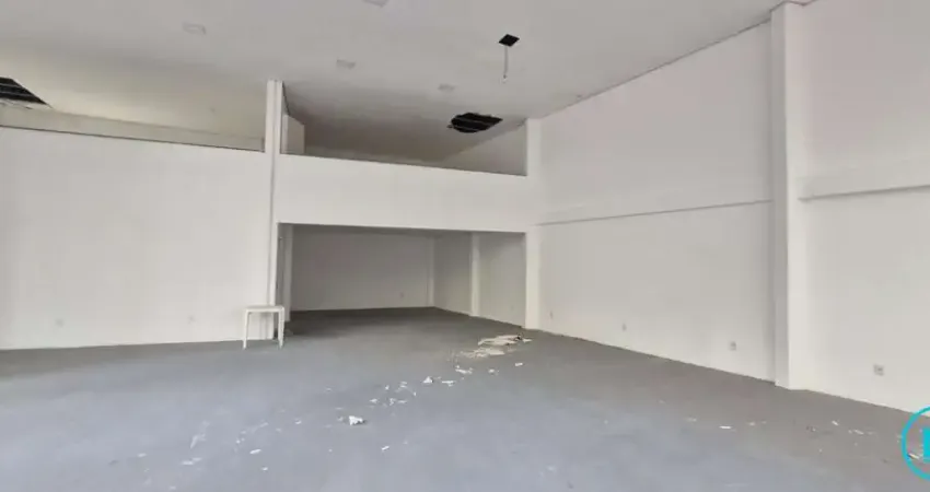 Sala Comercial com Mezanino e 300m² Privativos | Locação a 350m do Mar