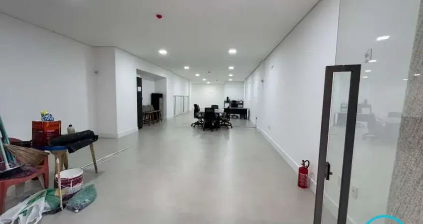 Sala comercial semi mobiliada de 145 m², frente e a 400m do mar – 3 salas amplas