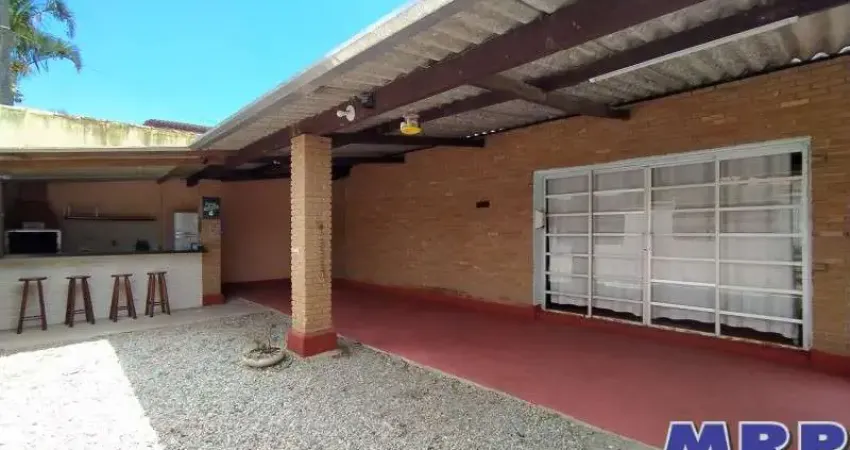 Casa a venda em Ubatuba. Localizada a 600 metros da Praia da Lagoinha.