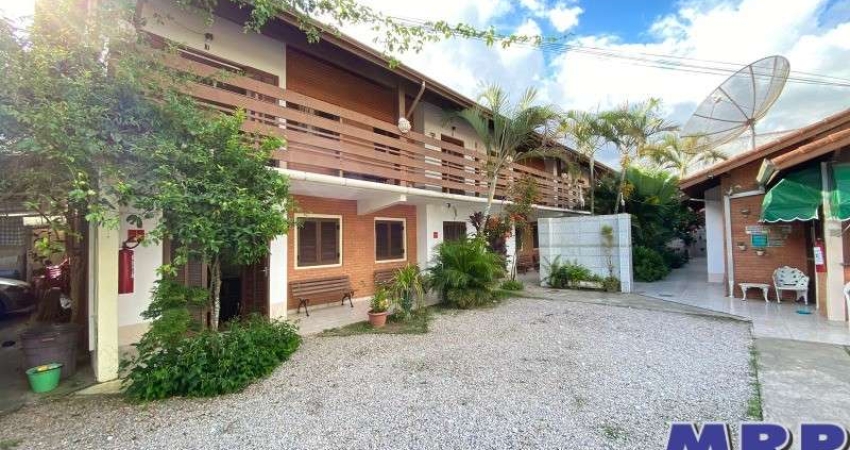 Chalés à venda em Ubatuba com 16 apartamentos a 70 metros da praia da Maranduba.