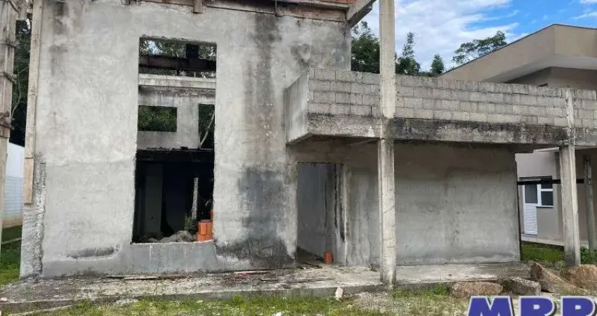 Casa á venda em Ubatuba. Em obras, condomínio fechado. Praia da Lagoinha.