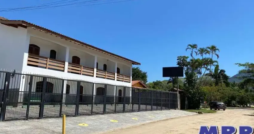 Casa em condomínio à venda. Com dois dormitórios. Praia da Maranduba em Ubatuba. Aceita financiamento bancário.