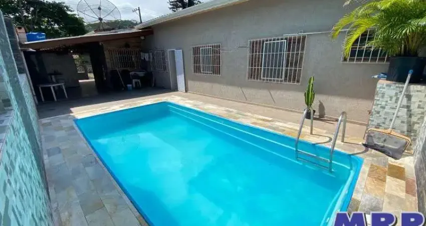 Casa com 3 dormitórios à venda na Praia da Maranduba. Com piscina. Aceita financiamento.