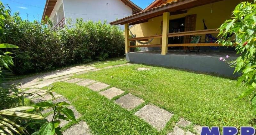 Casa à venda em Ubatuba, muito bem localizada no bairro da Maranduba a 150 metros da praia.