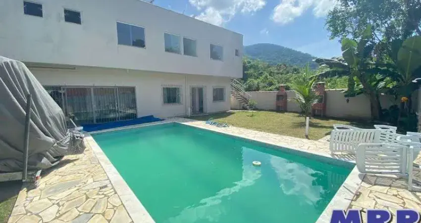 Praia da Lagoinha em Ubatuba. Casa com 6 Flats à venda. Ideal para locações.
