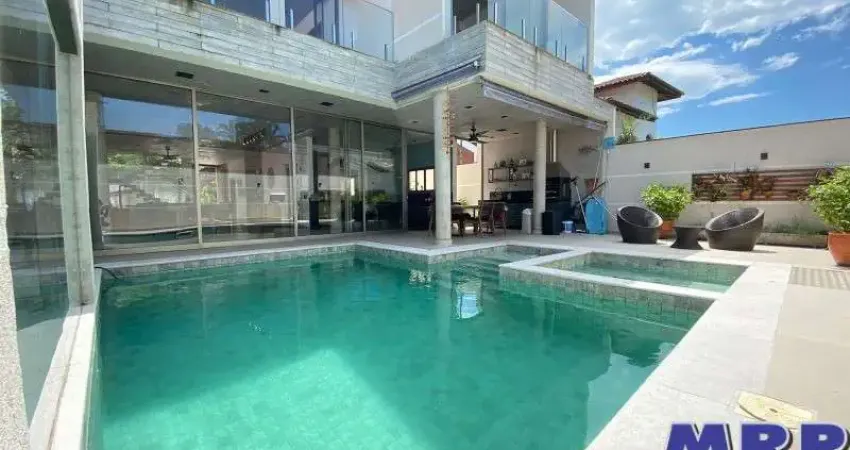 Casa à venda na Praia da Lagoinha. Alto padrão, com 5 suítes. Condomínio lado praia.