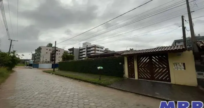 Ótima casa em Ubatuba, com 2 suítes, aproximadamente 400 metros da Praia Grande!
