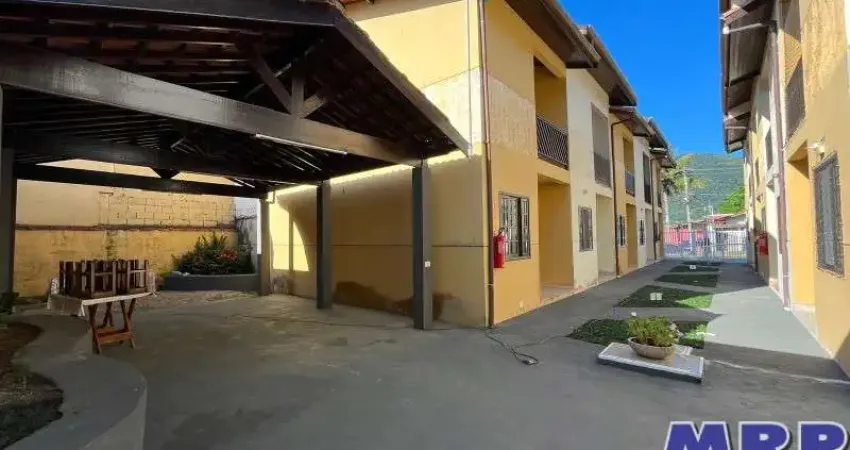 Sobrado à venda na maranduba. 2 dormitórios, aceita financiamento. condomínio fechado