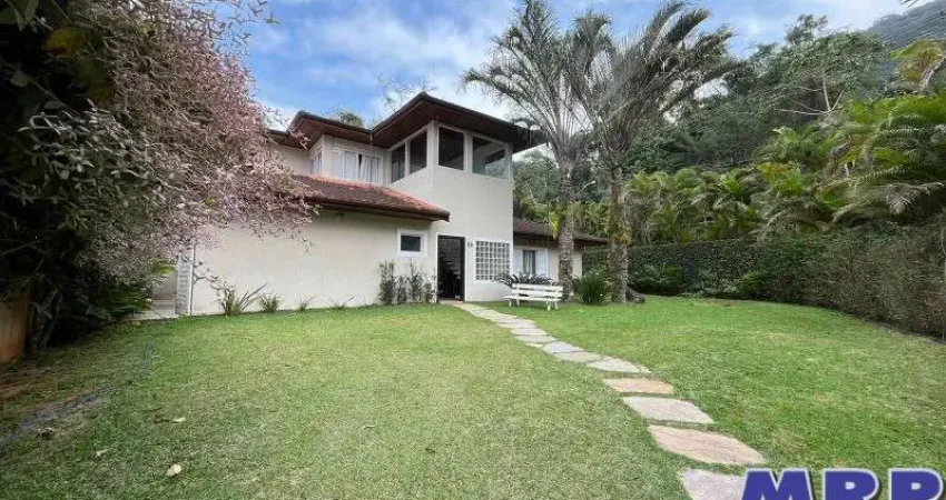 Casa em condomínio em Ubatuba. 5 suítes. com piscina. Praia dura.