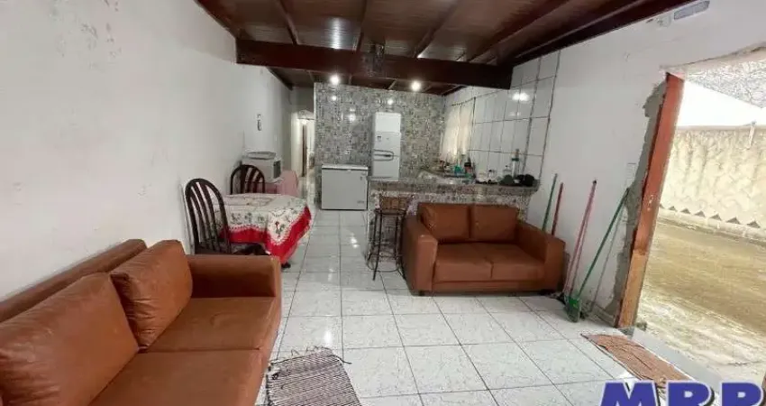 Casa em Ubatuba no bairro Sertão da quina, com 2 dormitórios.