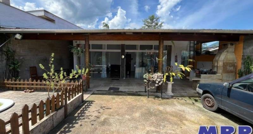 Casa a venda em Ubatuba com piscina no bairro do Sertão da Quina a 3,5 km da Praia da Maranduba.