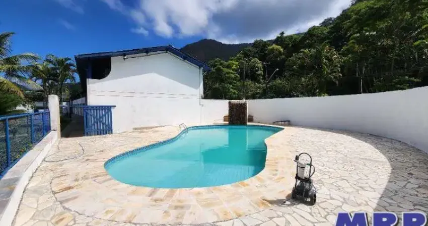 Apartamento em Ubatuba com 2 dormitórios, com escritura, a 650 metros da Praia do Lázaro !