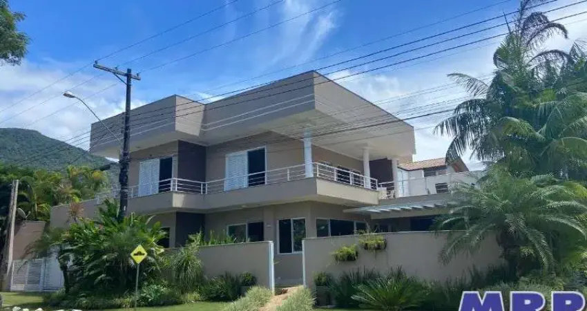 Casa alto padrão à venda em condomínio fechado, a 100 metros da praia da Lagoinha,  Ubatuba-SP!