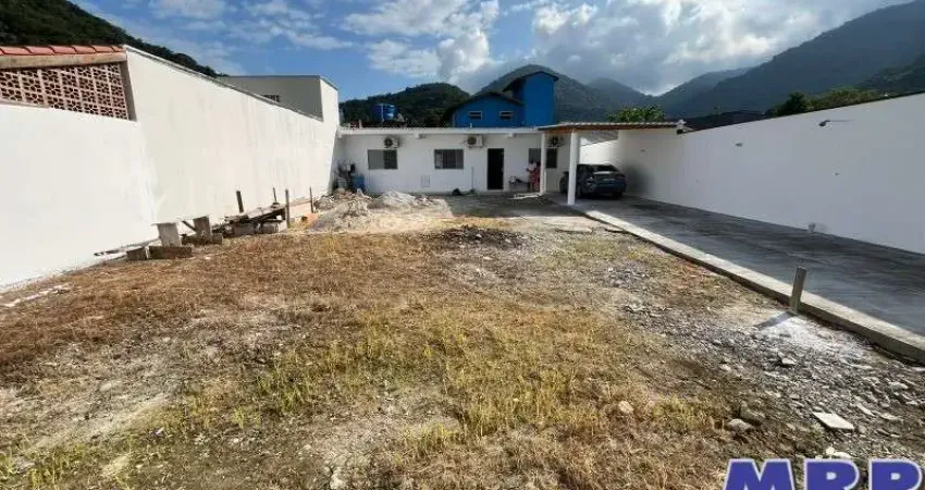 Casa nova a venda em Ubatuba com 2 dormitórios, em bairro residencial a 3,5 km da Praia de Maranduba.