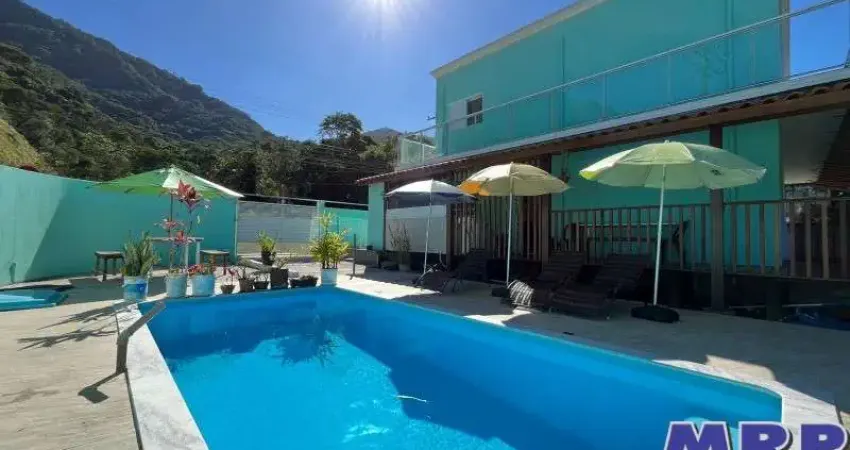 Casa à venda em Ubatuba, Praia da Lagoinha. 4 dormitórios. Com piscina. Aceita financiamento.