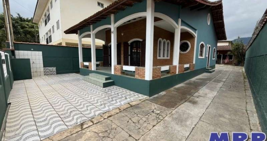 Casa a venda em Ubatuba no bairro da Maranduba a poucos metros da Praia e dos comércios !