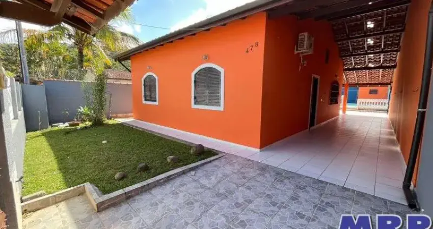 Casa a venda em Ubatuba, com piscina no bairro da Maranduba a 700 metros da Praia.  Aceita financiamento !