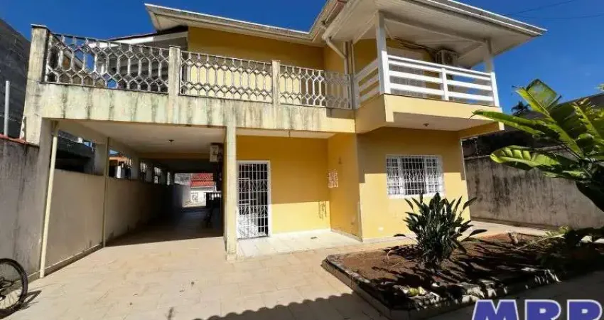 Casa em Ubatuba tipo sobrado com Piscina à 100m da Praia da Maranduba!