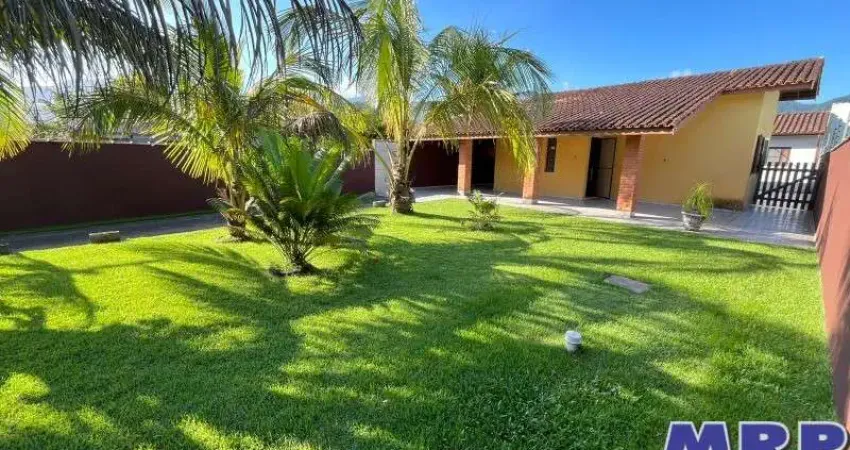 Casa a venda em Ubatuba na Praia da Maranduba com 3 dormitórios, próximo a praia!