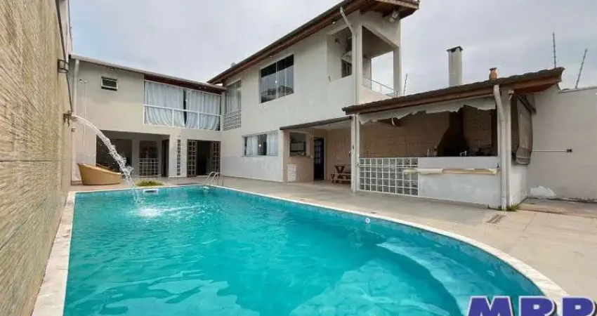 Casa com piscina à venda em Ubatuba, bairro Jardim Beira Rio. 4 dormitórios.