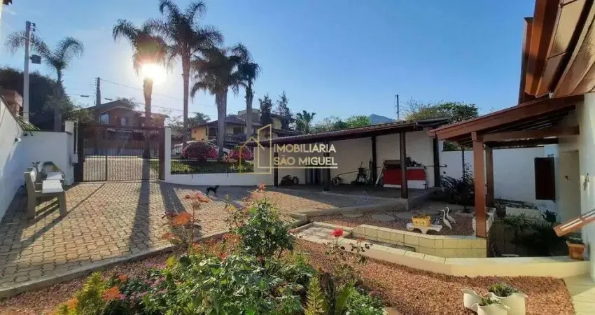 Casa com amplo terreno à venda localizada no bairro Floresta, em Dois Irmãos.