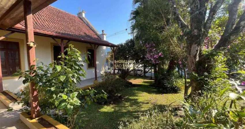 Casa com Amplo Terreno À Venda no Centro de Dois Irmãos/RS