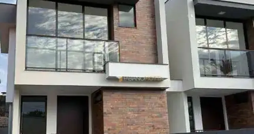 Sobrado com 3 dormitórios à venda, 100 m² por R$ 650.000,00 - Serraria - São José/SC