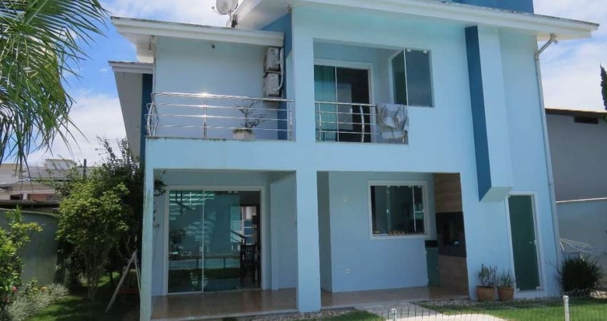 CASA COM 03 DORMITORIOS - 210 M²