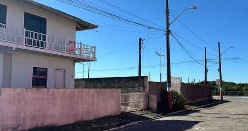Parte de cima de um sobrado no Centro a poucos metros da praia.