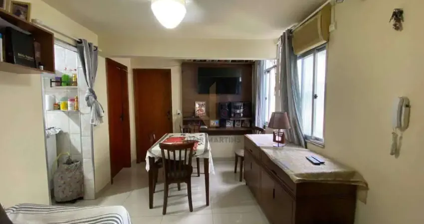 Apartamento reformado com 2 quartos e vaga – Acabamento em porcelanato!