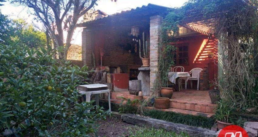 Na Vicente da Fontoura, sobrado com 4 quartos e pátio.
